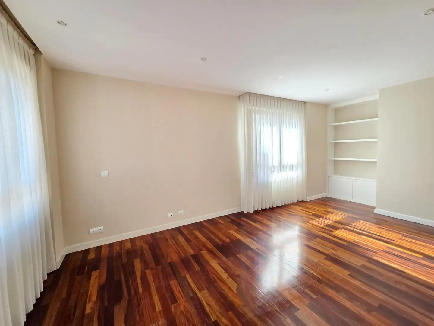 Wohnzimmer von Dachboden zur Miete in Santander mit Heizung, Privatgarten und Parkett