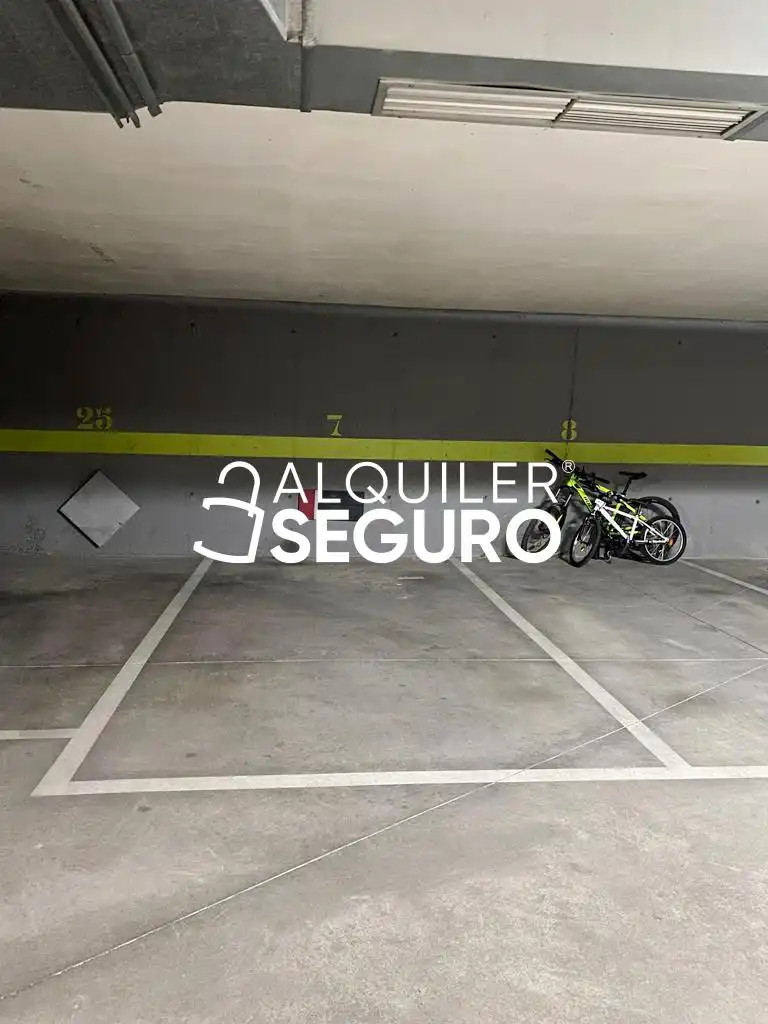 Parking of Flat for rent in Madrid  with Air Conditioner, Heating and Terrace