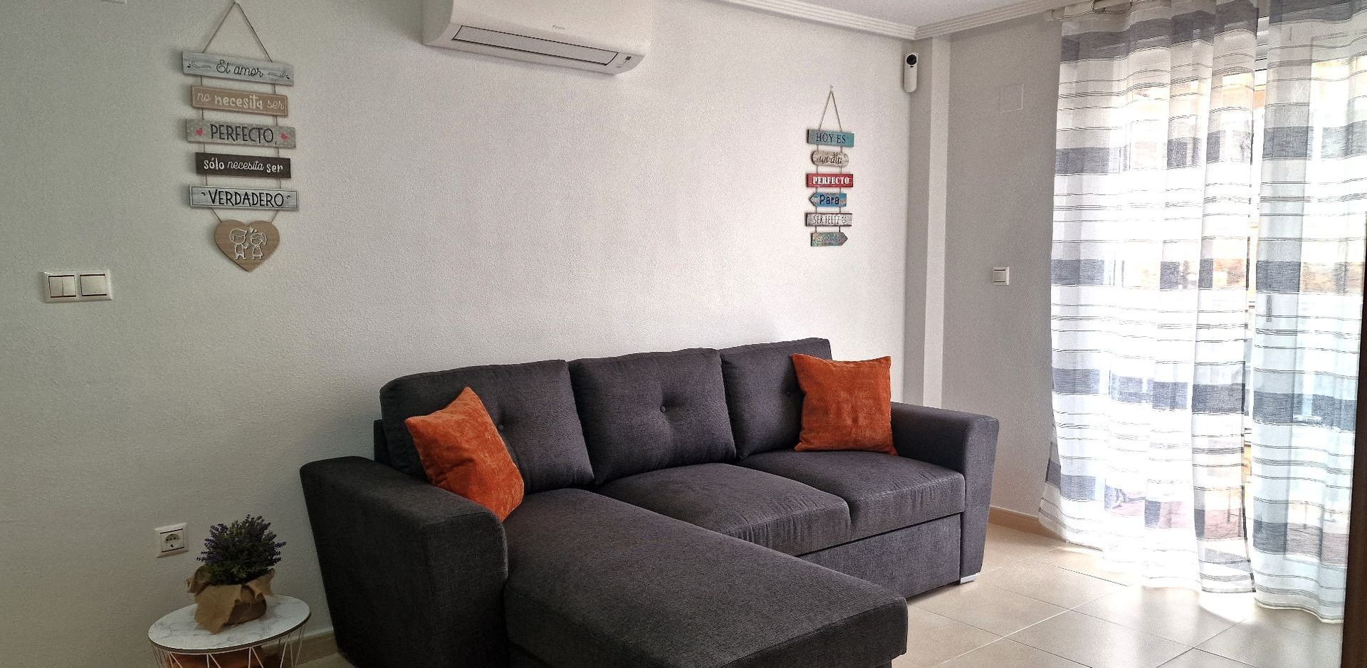 Sala d'estar de Apartament de lloguer en Torrevieja amb Aire condicionat, Calefacció i Moblat