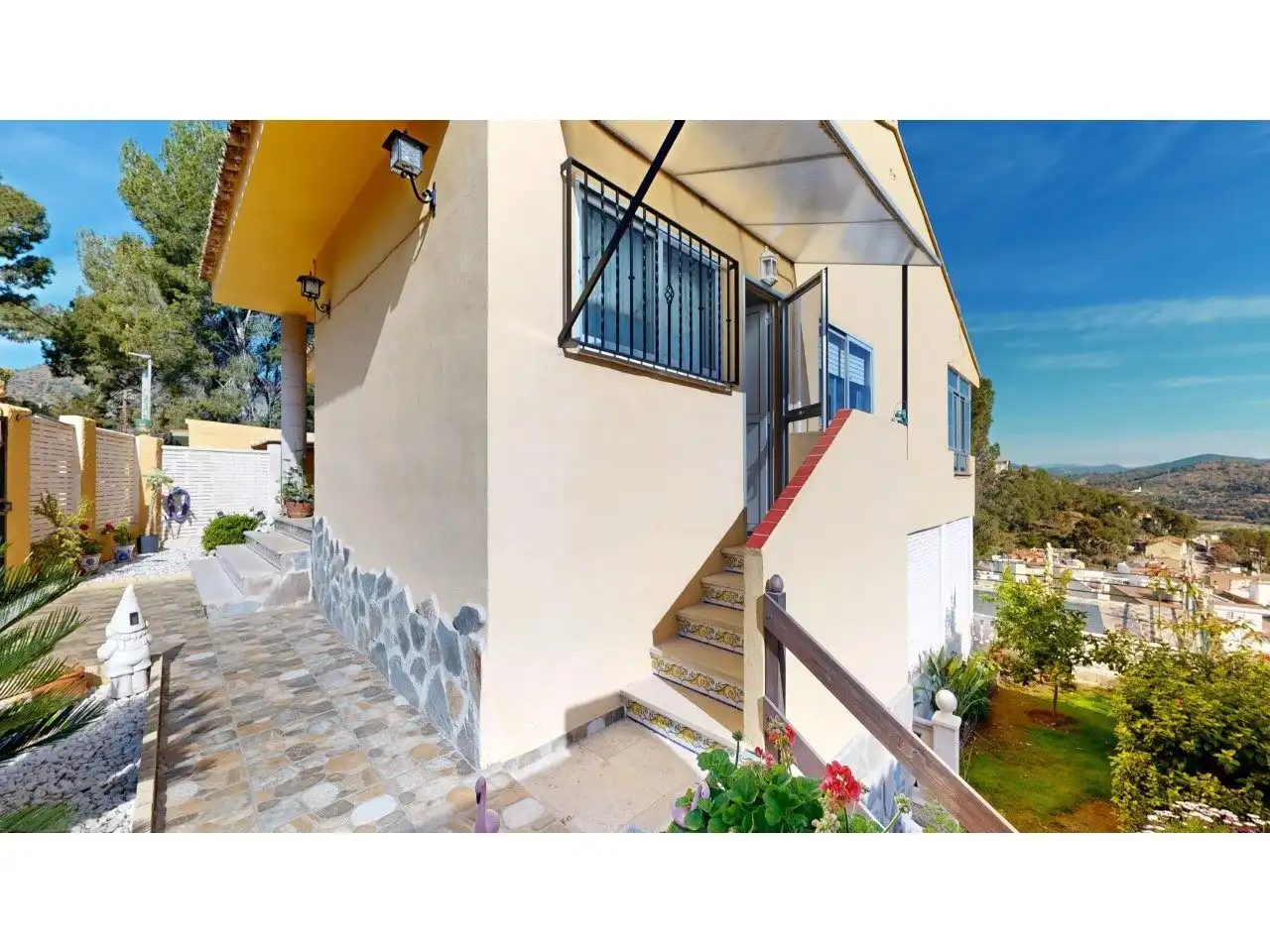 Vista exterior de Casa o xalet en venda en Gilet amb Aire condicionat, Jardí privat i Terrassa