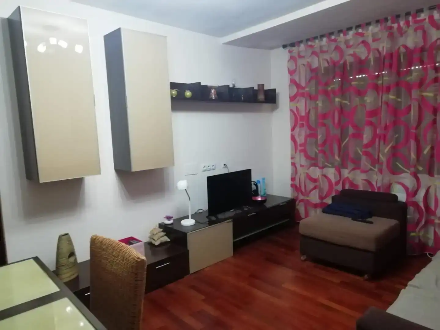 Sala d'estar de Pis en venda en Quintanar de la Sierra amb Parquet, Moblat i Forn