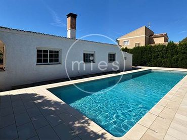 Villa avec balcon à vendre à Urbanización Altury 0