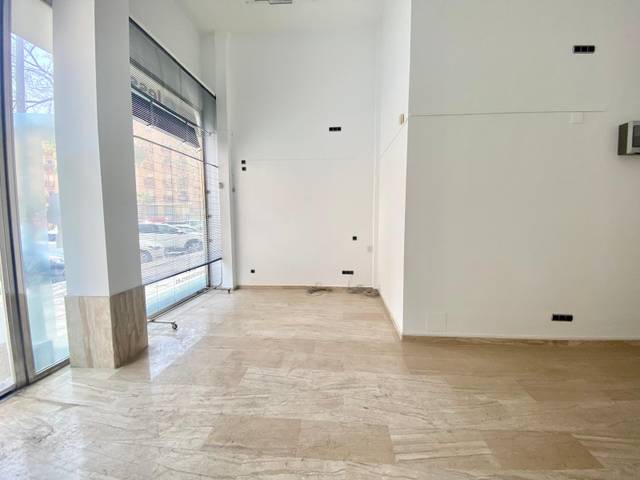 Local comercial en Venta en Calle Martin Luther King en Altozano - Conde Lumiares