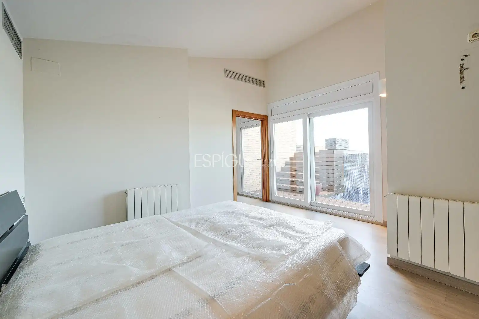 Bedroom of Attic for sale in Girona  with Air Conditioner, Heating and Terrace