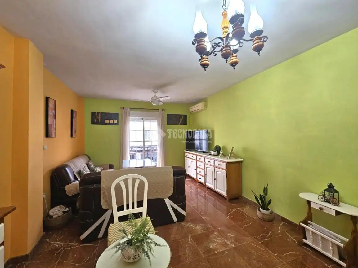 Sala d'estar de Casa adosada en venda en Parque de la Ermita