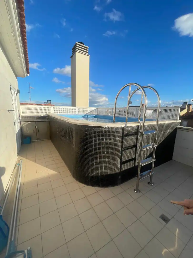 Schwimmbecken von Einfamilien-Reihenhaus zum Verkauf in Calahorra mit Klimaanlage, Heizung und Privatgarten