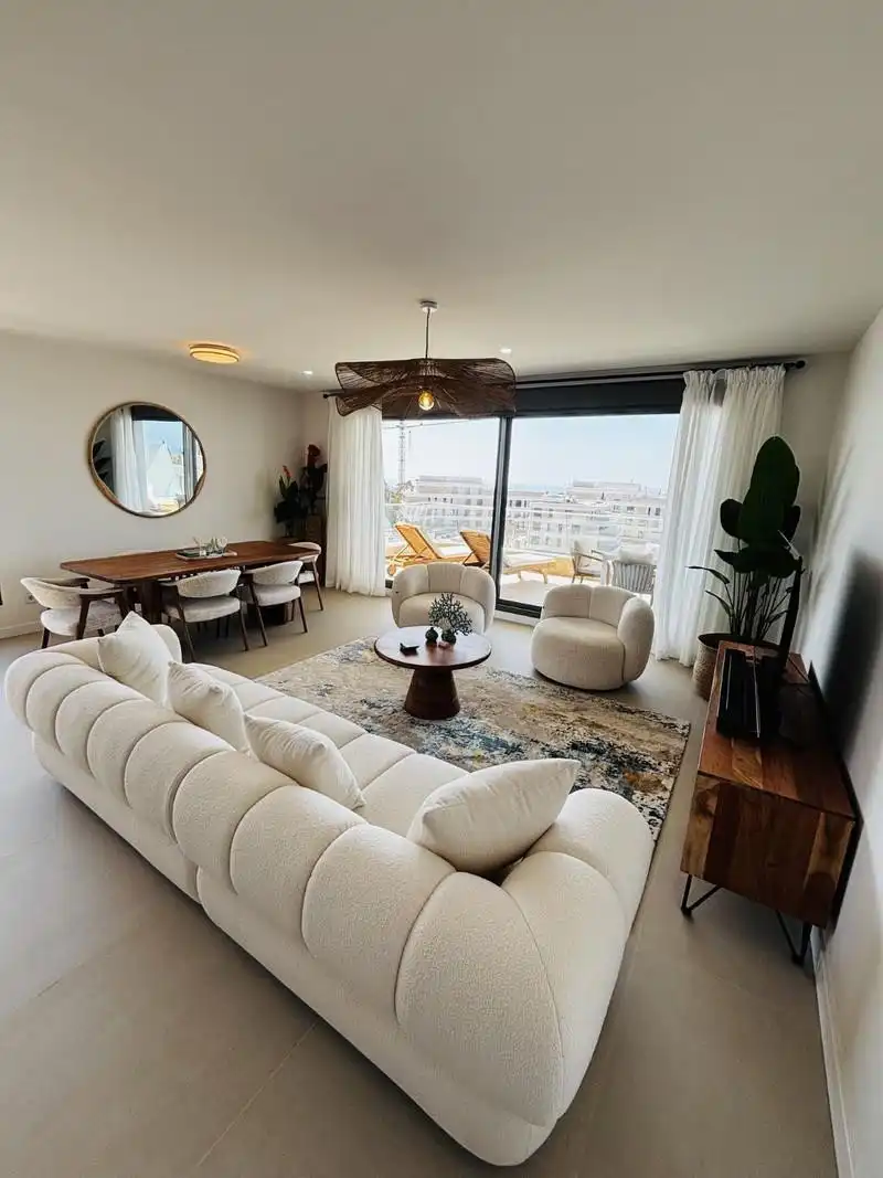 Sala d'estar de Apartament de lloguer en Estepona amb Aire condicionat, Terrassa i Piscina