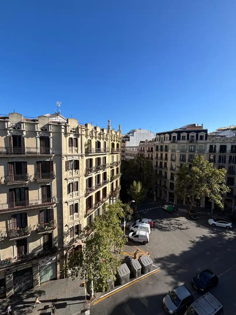 Vista exterior de Pis en venda en Barcelona amb Terrassa i Balcó