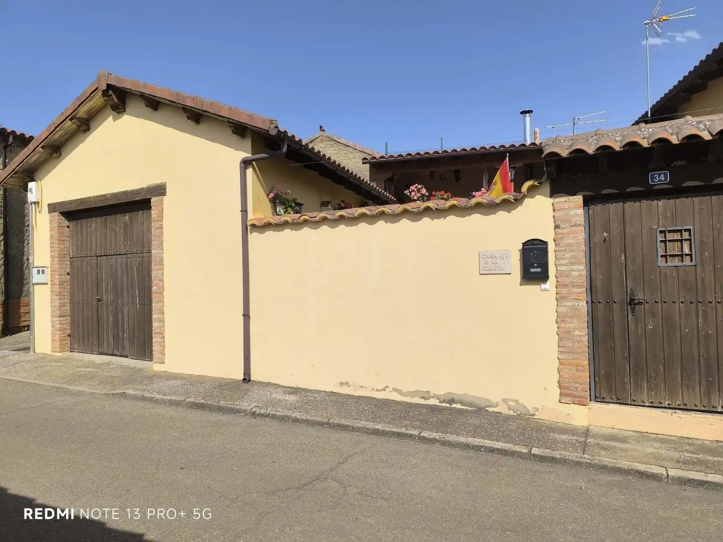 Vista exterior de Casa o xalet en venda en Santas Martas amb Calefacció i Terrassa