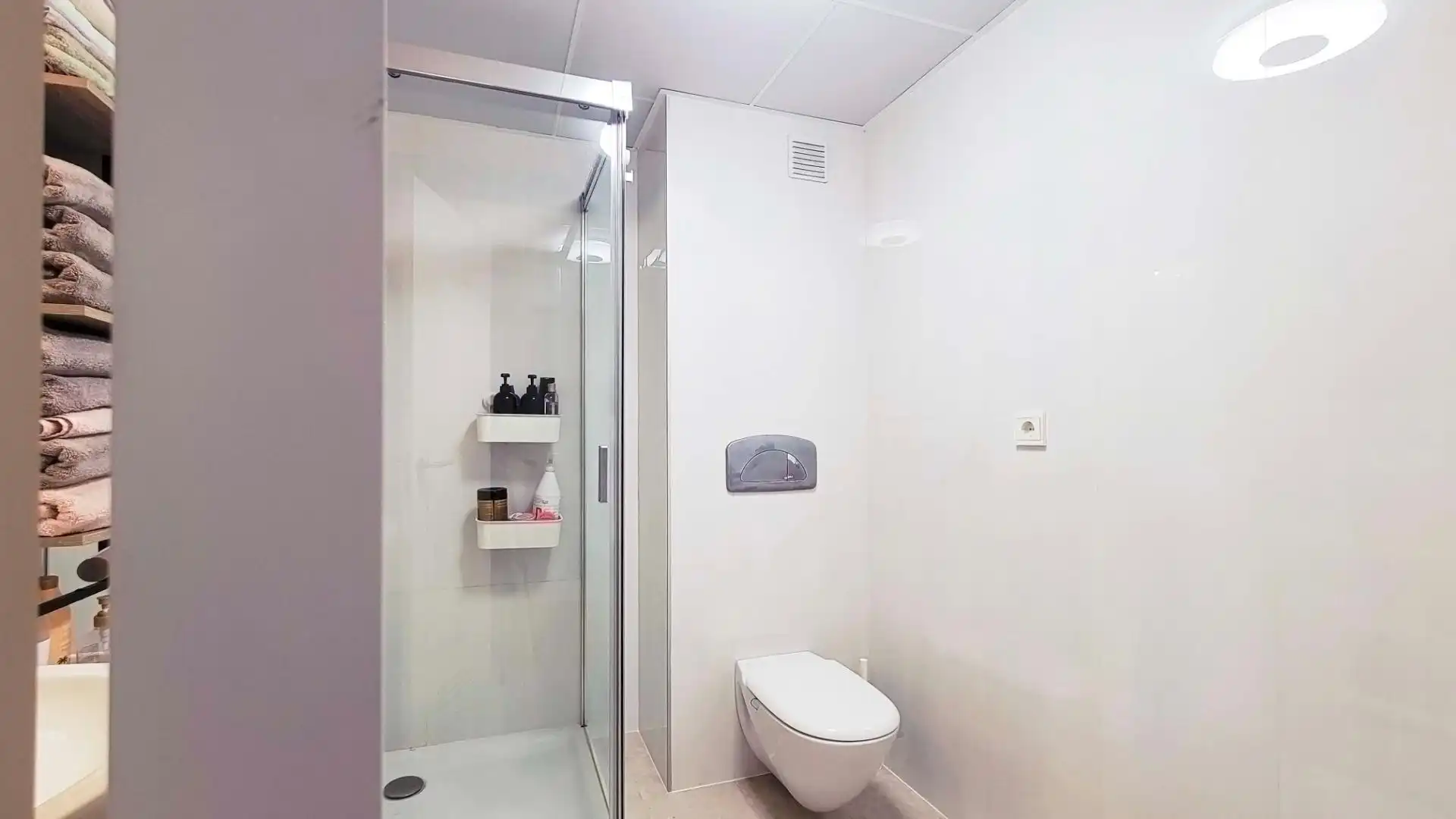 Badezimmer von Wohnungen zum Verkauf in Almería