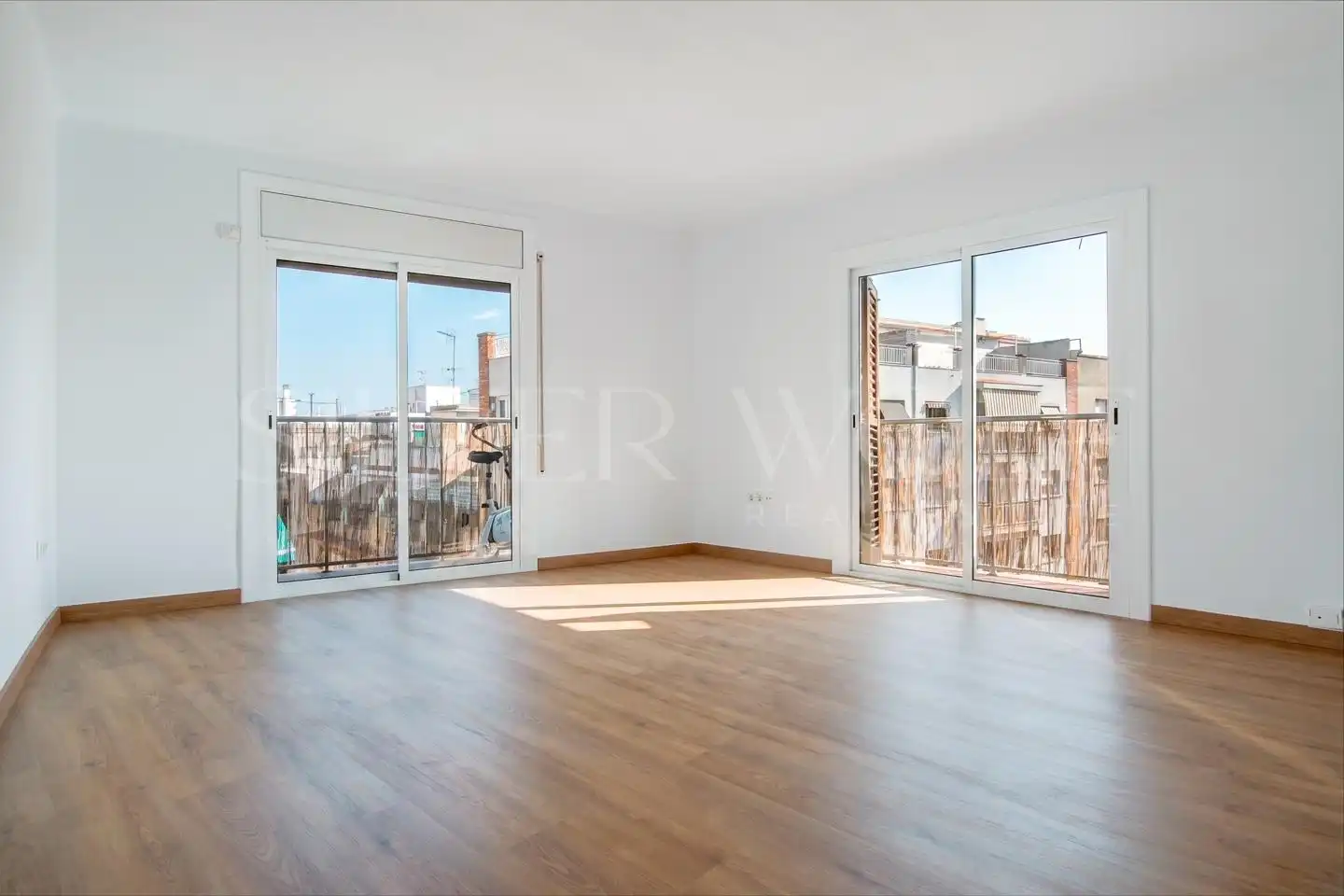 Schlafzimmer von Dachboden zum Verkauf in Vilanova i la Geltrú mit Parkett, Balkon und Alarm
