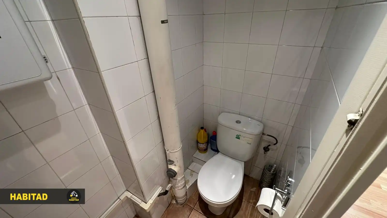 Bany de Local en venda en Sant Joan Despí amb Aire condicionat, Calefacció i Parquet