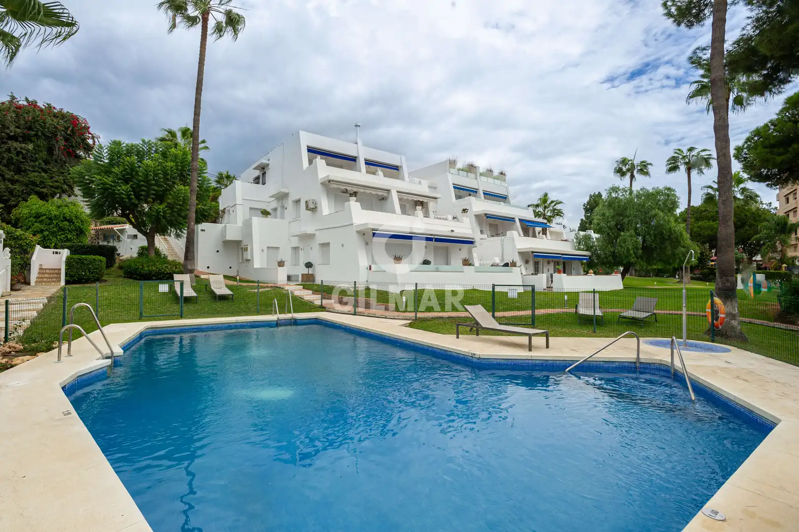 Vista exterior de Apartament en venda en Marbella amb Jardí privat, Traster i Piscina