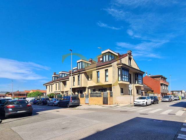 Casa adosada en Venta en Calle de Bazán en Tremañes