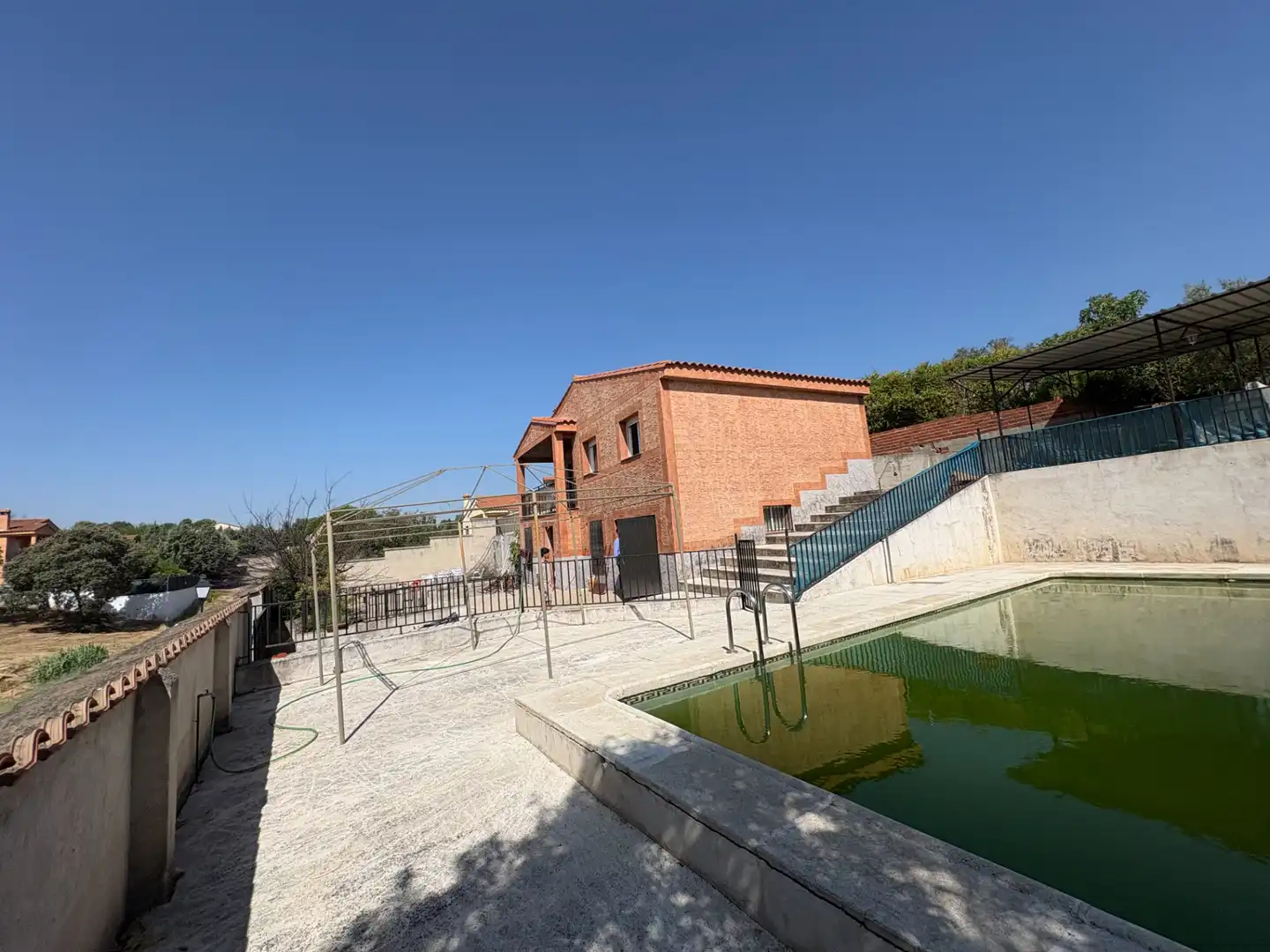 Schwimmbecken von Haus oder Chalet zum Verkauf in Cardiel de los Montes mit Klimaanlage, Heizung und Privatgarten