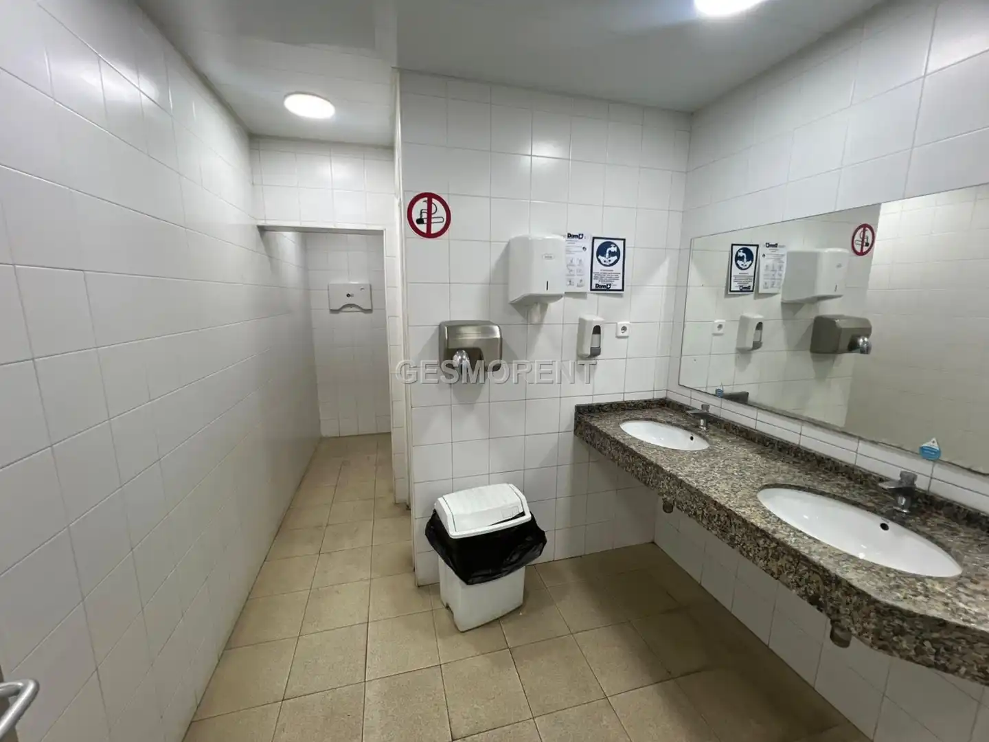 Badezimmer von Fabrikhallen zum Verkauf in Montmeló