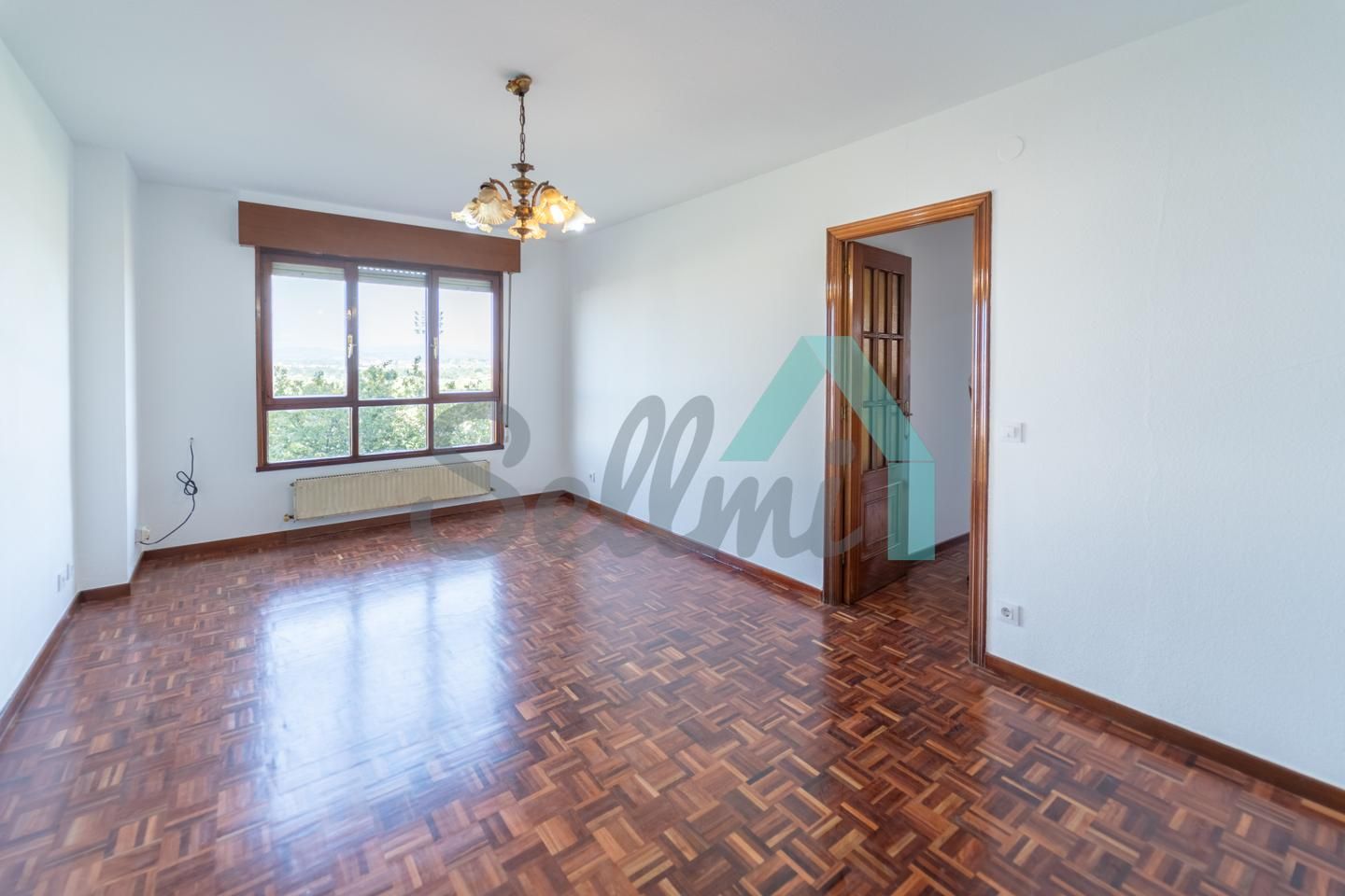 Living room of Flat for sale in Oviedo   with Heating, Parquet flooring and Storage room