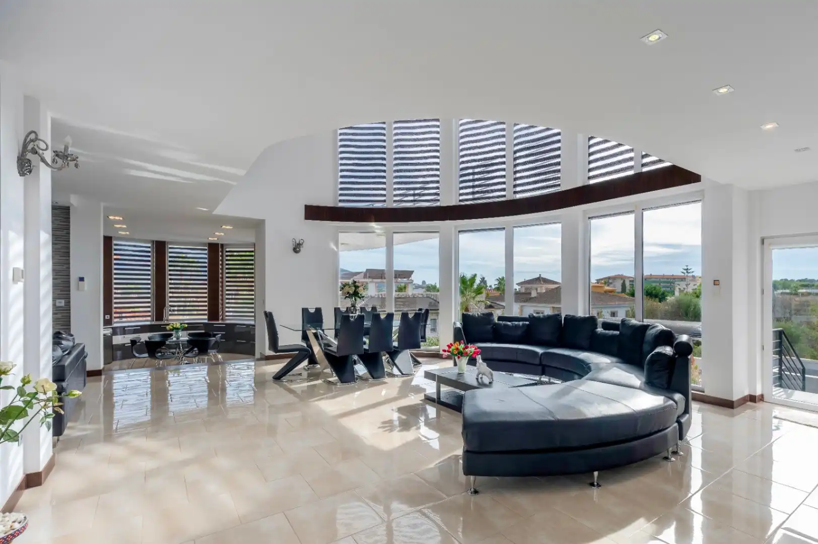 Casa con piscina en venta en Pueblo - Urbanizaciones, imagen 3