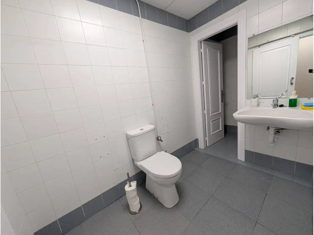 Baño de Oficina de alquiler en Fuenlabrada con Aire acondicionado, Calefacción y Alarma