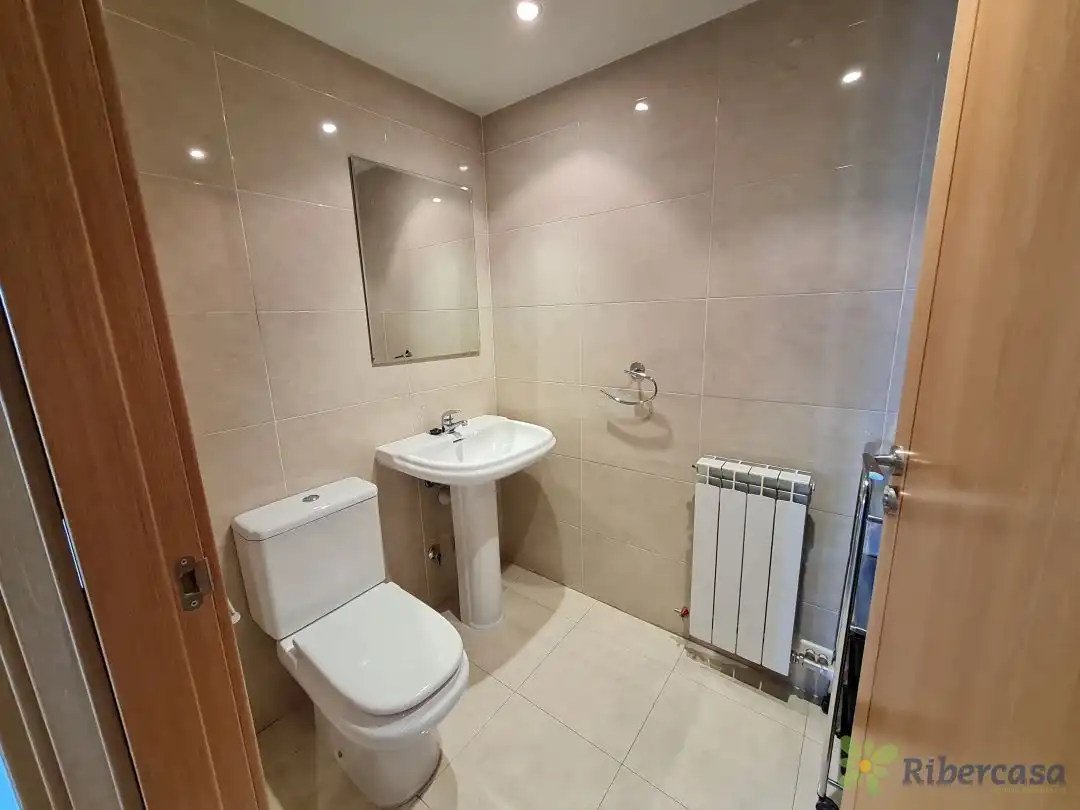 Baño de Ático en venta en Tudela con Calefacción, Terraza y Balcón
