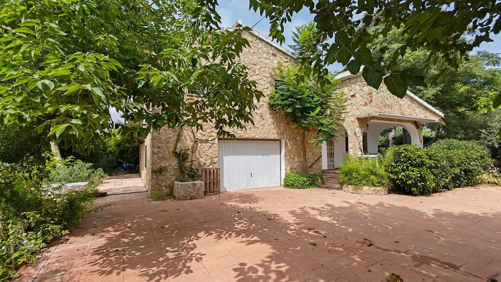Vista exterior de Casa o xalet en venda en Castellón de la Plana / Castelló de la Plana amb Aire condicionat, Jardí privat i Terrassa
