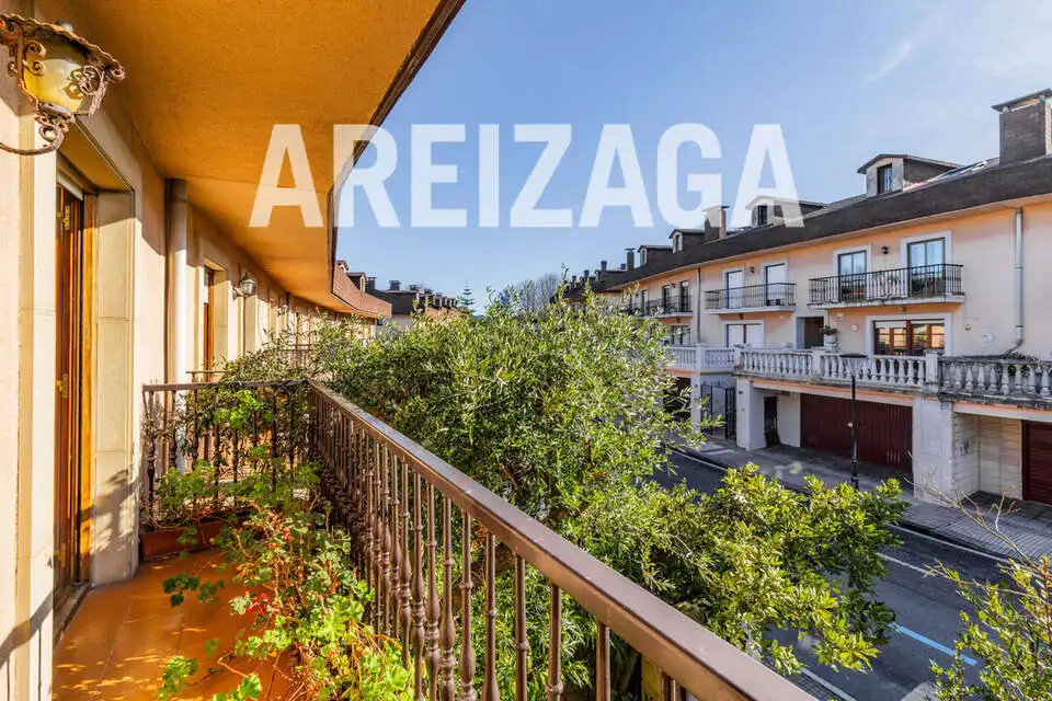 Vista exterior de Casa o xalet en venda en Donostia - San Sebastián  amb Calefacció, Jardí privat i Terrassa