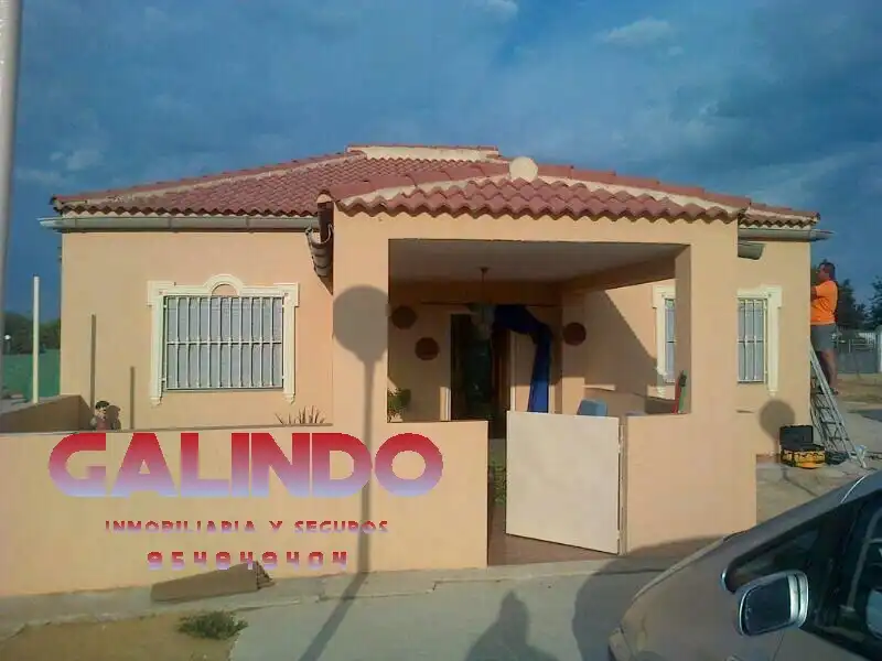 Xalet amb piscina en venda a Arahal