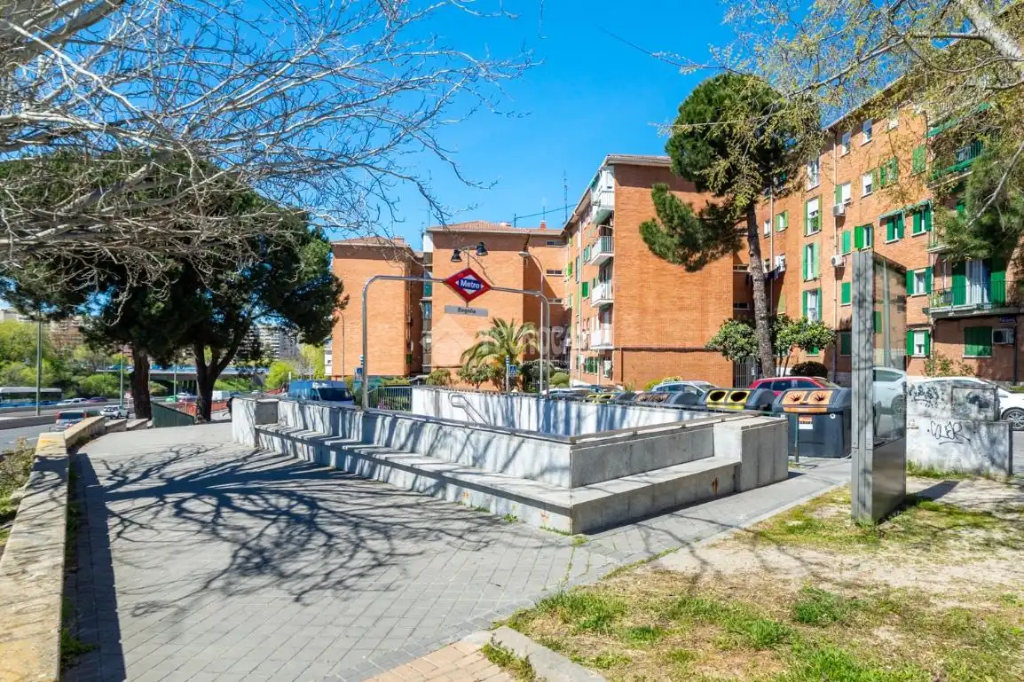 Vista exterior de Piso en venta en Madrid con Calefacción y Balcón