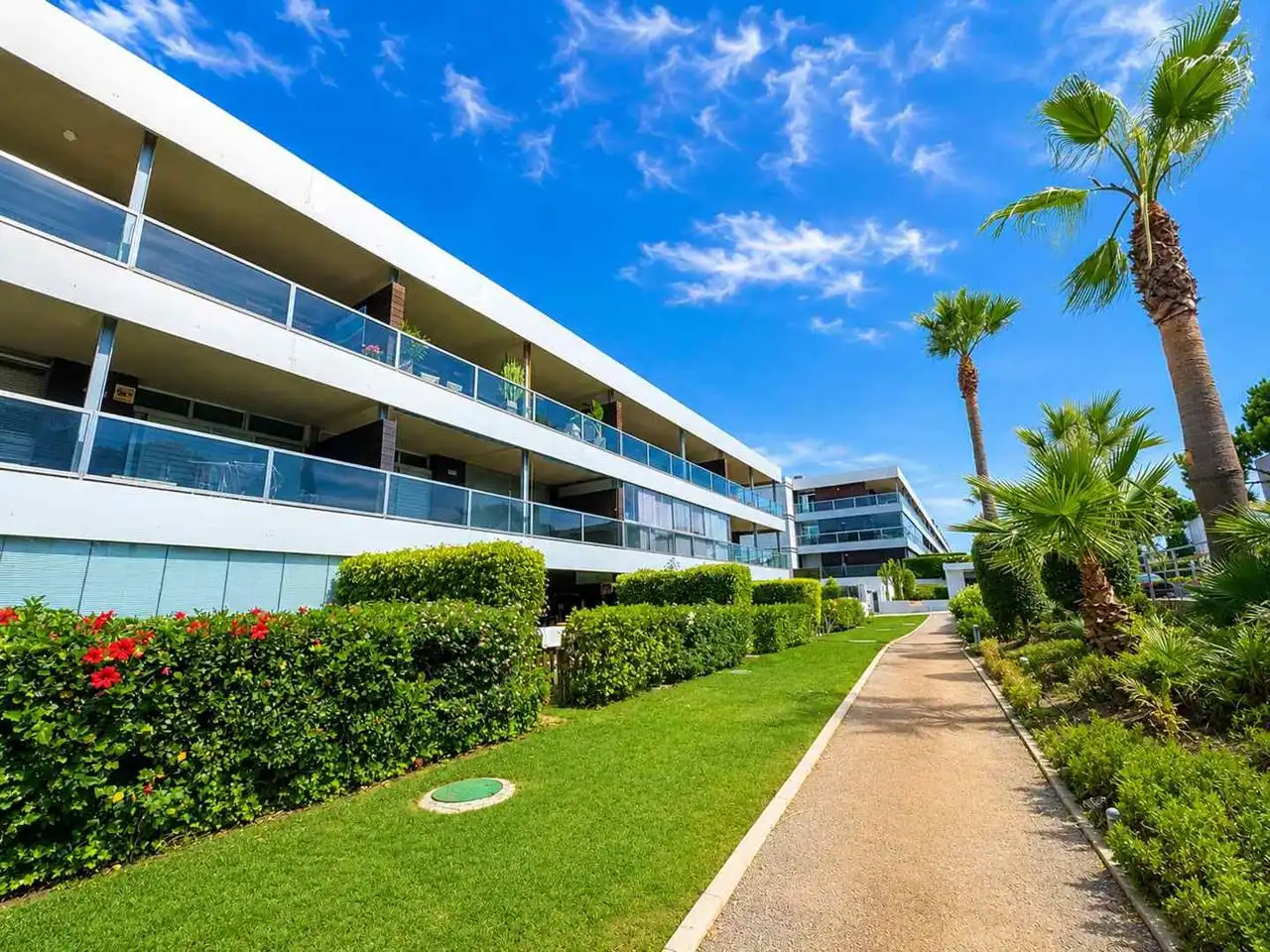 Außenansicht von Wohnungen zum Verkauf in Manilva mit Klimaanlage, Heizung und Terrasse