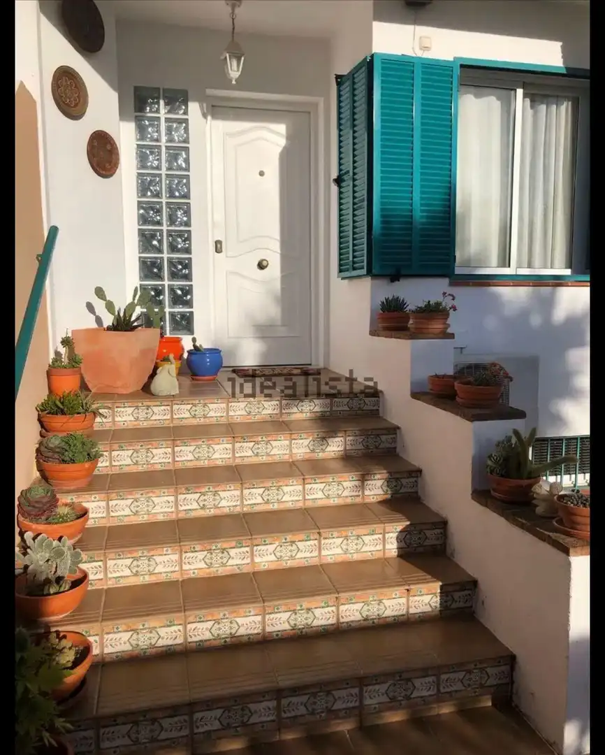 Vista exterior de Casa adosada en venta en La Línea de la Concepción con Piscina comunitaria