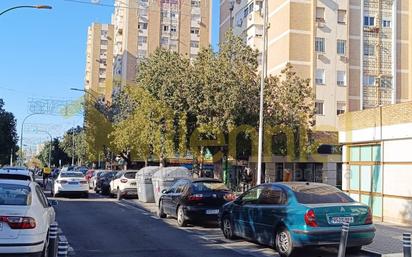 Vista exterior de Local en venda en  Sevilla Capital amb Aire condicionat