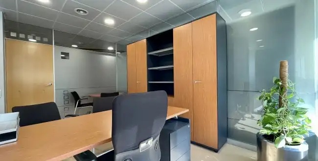 Büro zur Miete in Girona mit Klimaanlage, Heizung und Balkon