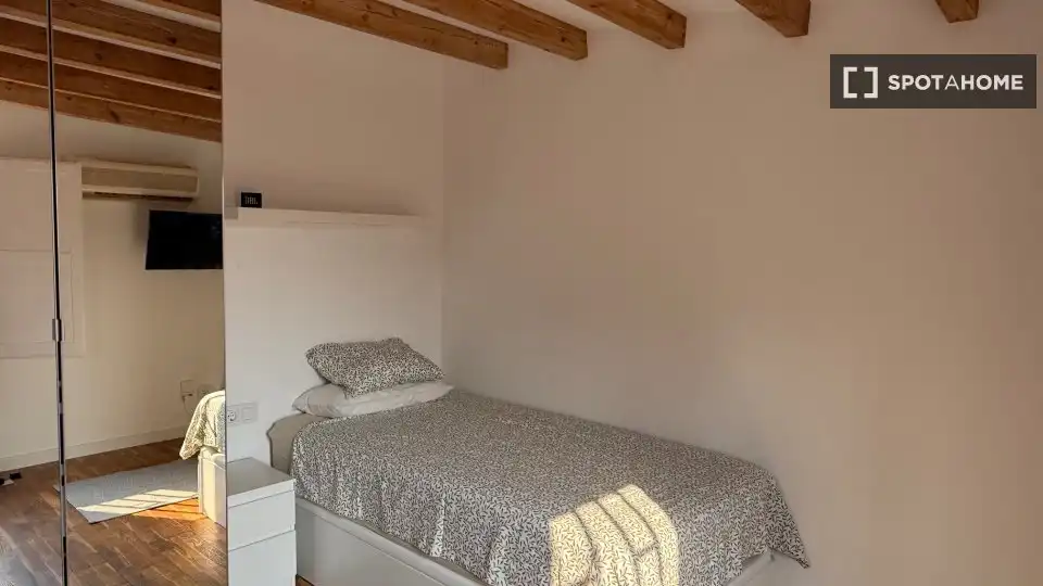 Bedroom of Flat for rent in Barcelona  with Air Conditioner, Heating and Furnished