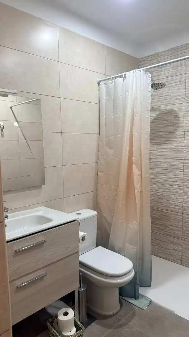 Badezimmer von Wohnung zur Miete in Candelaria mit Klimaanlage, Abstellraum und Möbliert