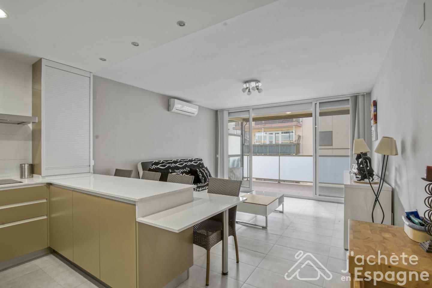 Sala d'estar de Pis en venda en Salou amb Aire condicionat, Terrassa i Moblat