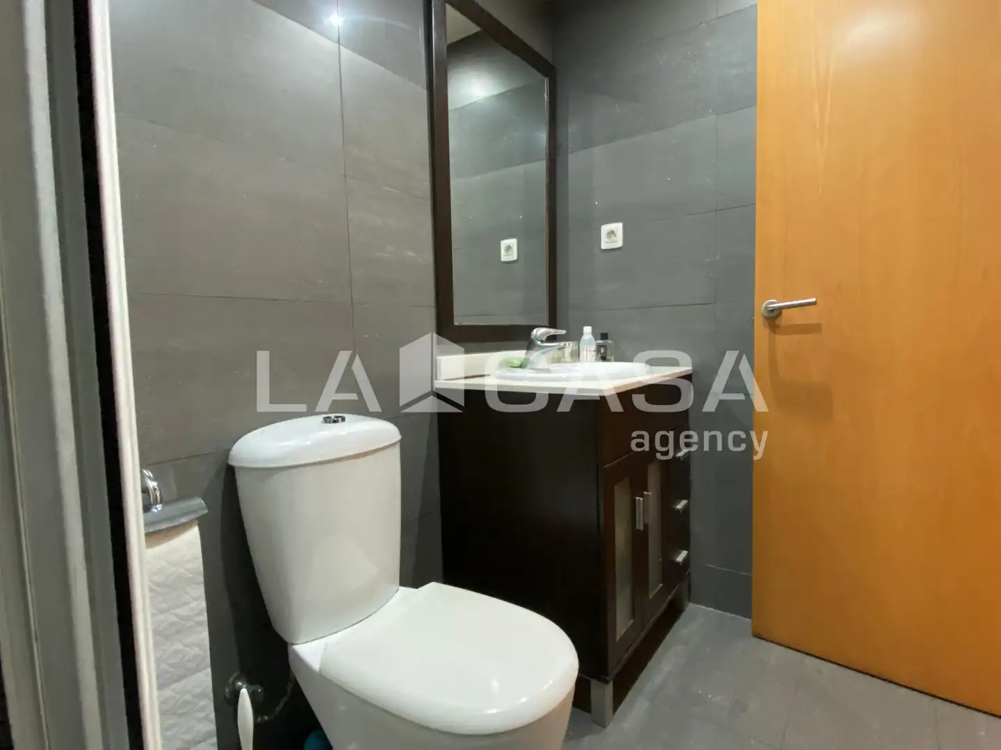 Baño de Ático en venta en Santa Coloma de Gramenet con Calefacción, Terraza y Trastero