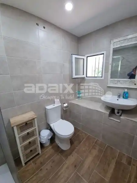 Baño de Piso de alquiler en Lucena con Amueblado, Lavadora y TV
