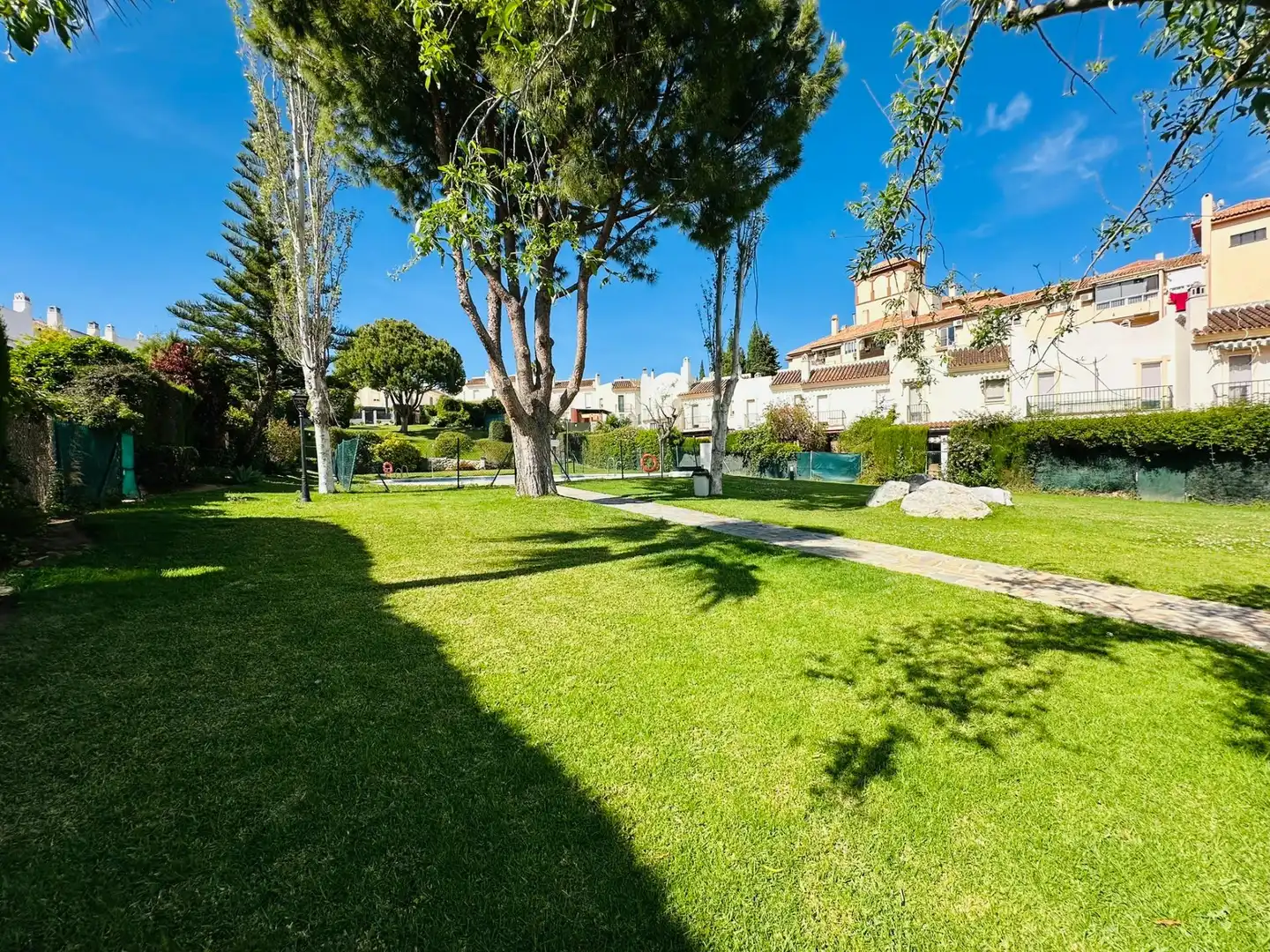 Vista exterior de Casa adosada en venda en Mijas amb Aire condicionat, Calefacció i Jardí privat