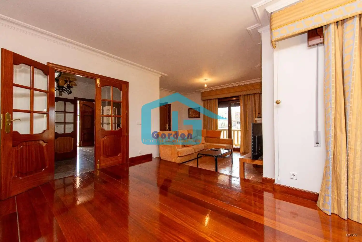 Sala d'estar de Casa o xalet en venda en Meaño amb Calefacció, Parquet i Terrassa