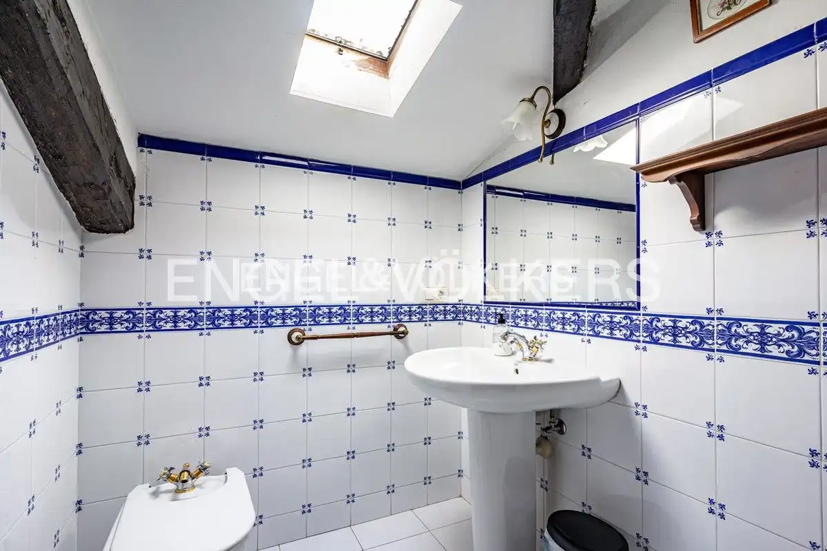 Bathroom of Houses for sale in Villaviciosa  with Heating, Private garden and Parquet flooring