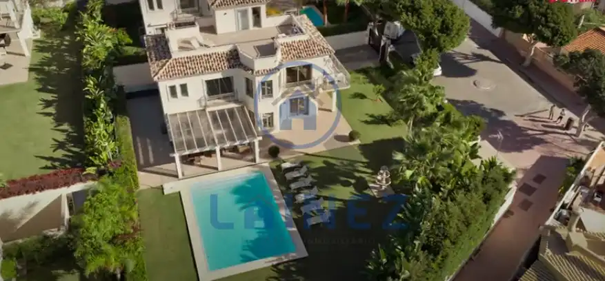 Vista exterior de Casa o xalet en venda en Marbella amb Aire condicionat, Jardí privat i Traster