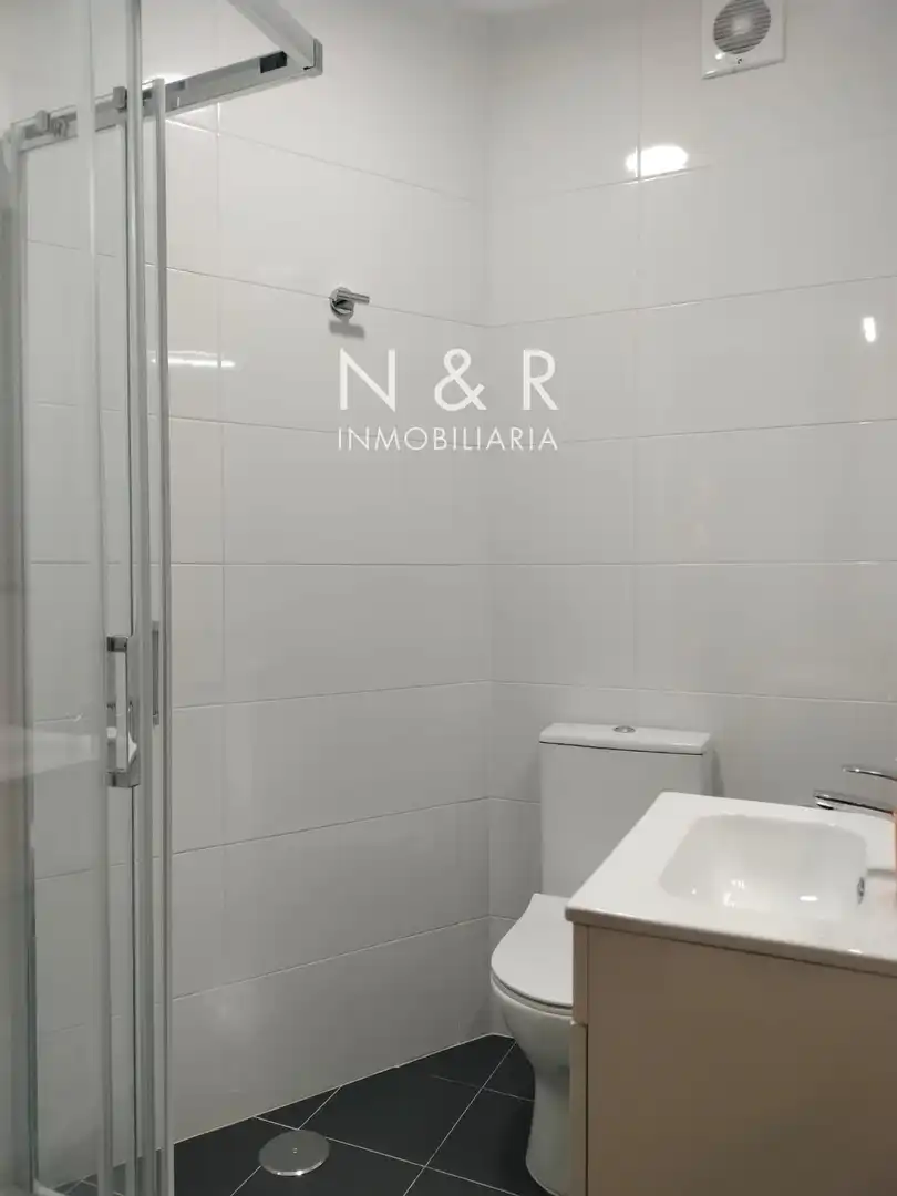 Bathroom of Flat for rent in Santiago de Compostela   with Heating and Furnished