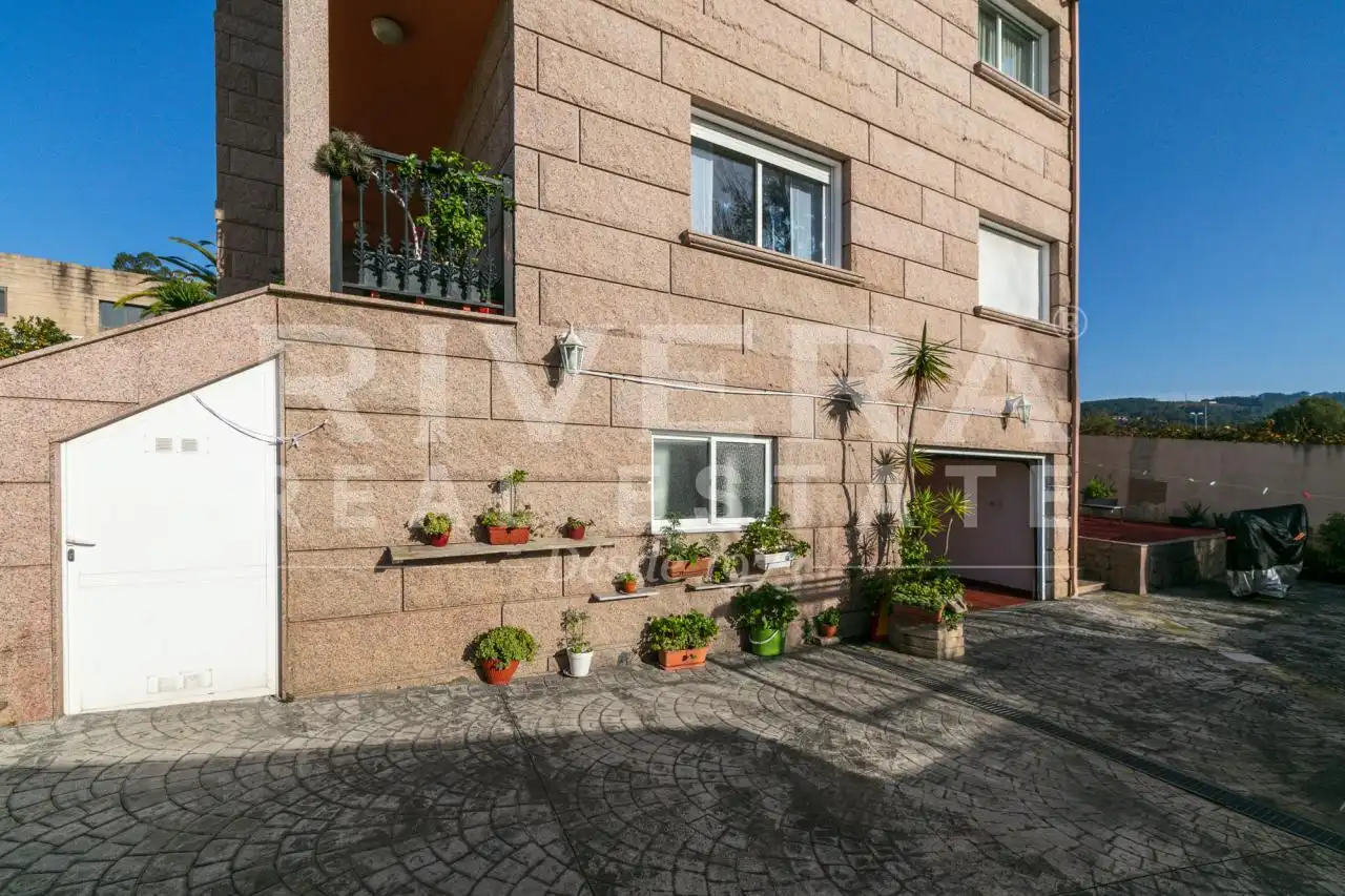 Vista exterior de Casa o chalet en venta en Vigo  con Calefacción, Jardín privado y Parquet