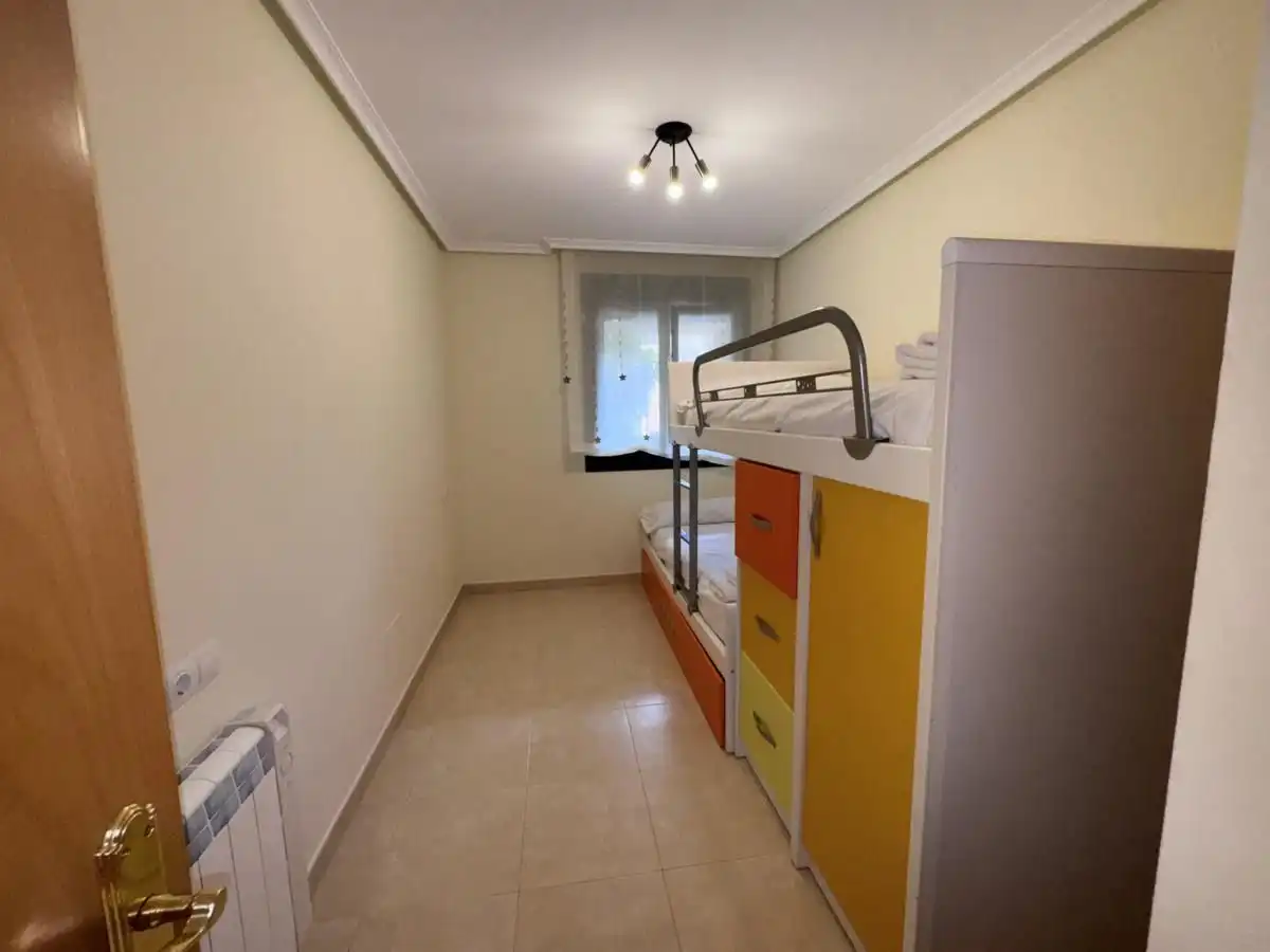 Habitación de Apartamento en venta en Llanes con Calefacción, Terraza y Trastero