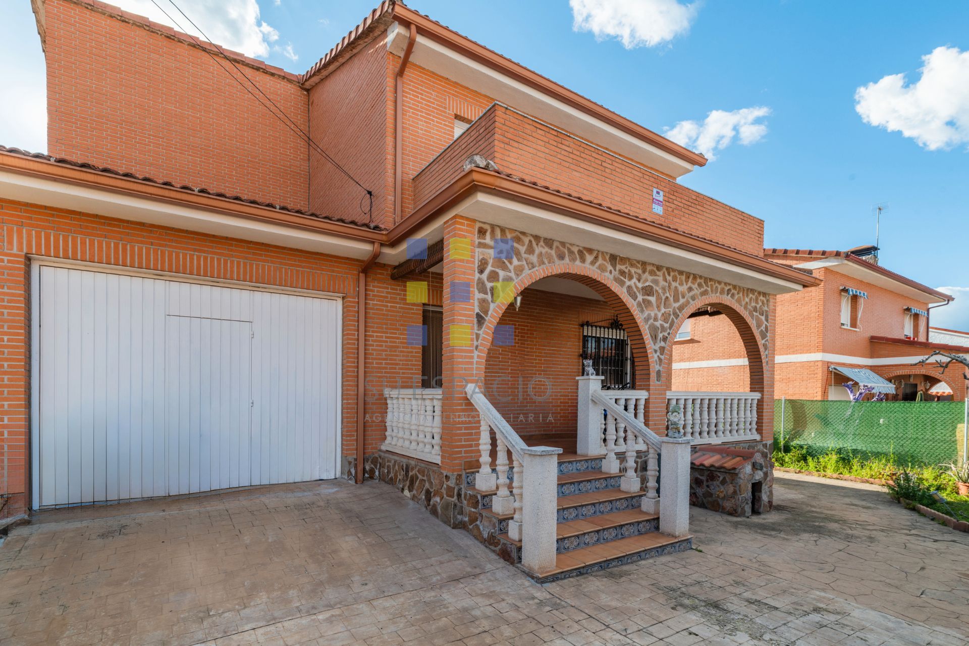 Vista exterior de Casa o xalet en venda en Méntrida amb Aire condicionat, Calefacció i Jardí privat