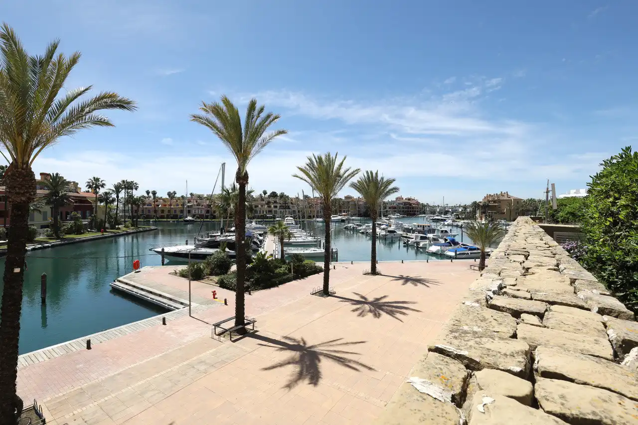 Vista exterior de Planta baja en venta en Sotogrande con Aire acondicionado, Terraza y Piscina