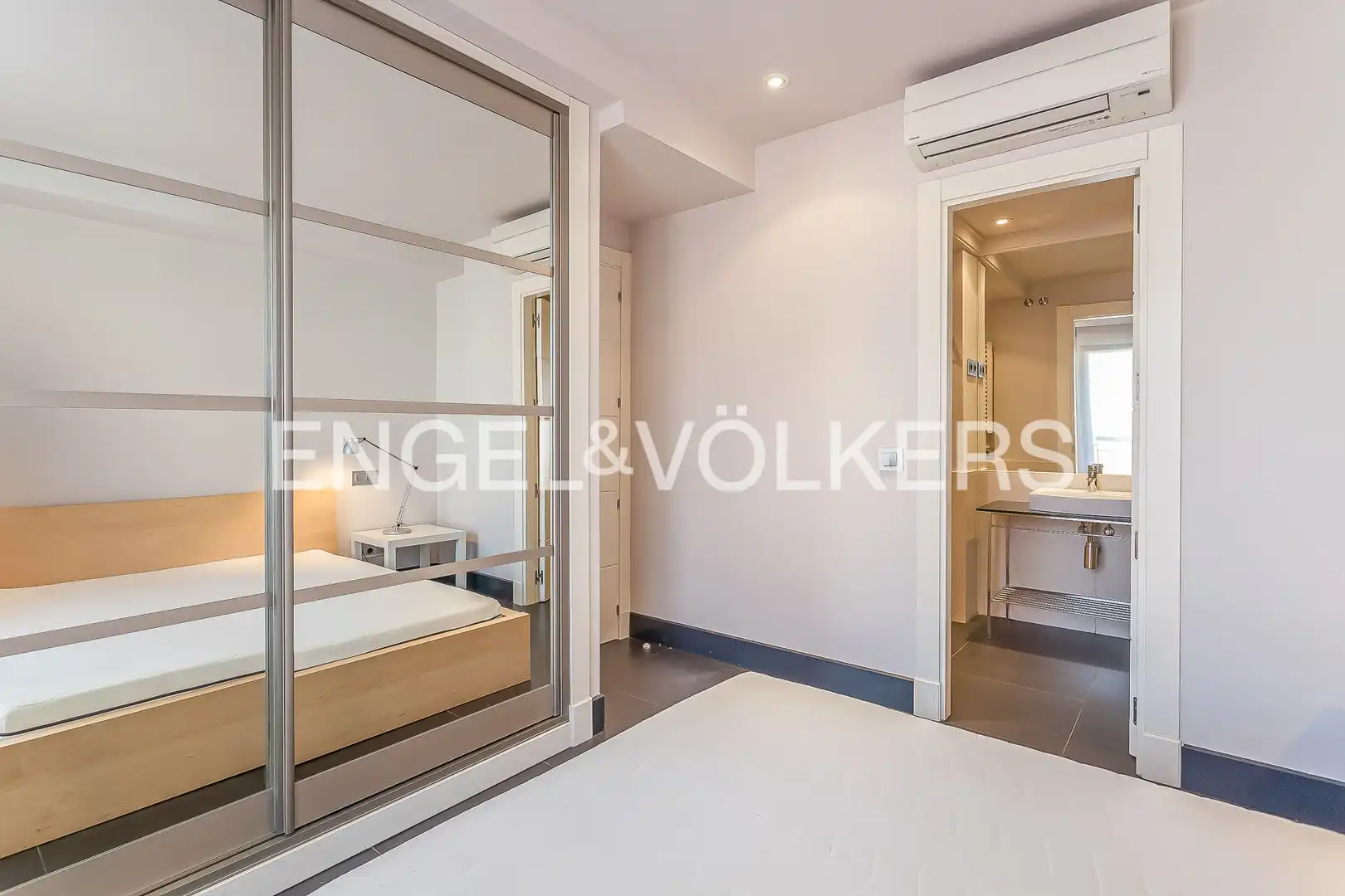 Schlafzimmer von Wohnung zur Miete in Madrid mit Klimaanlage, Heizung und Balkon