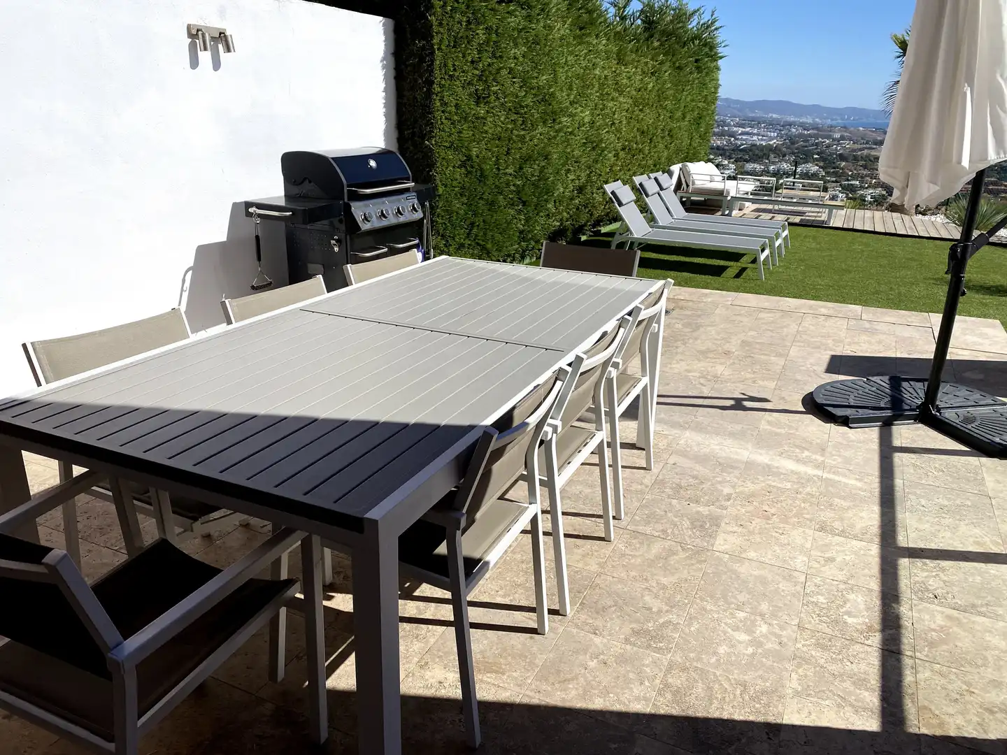 Terrassa de Casa adosada en venda en Benahavís amb Aire condicionat, Calefacció i Jardí privat
