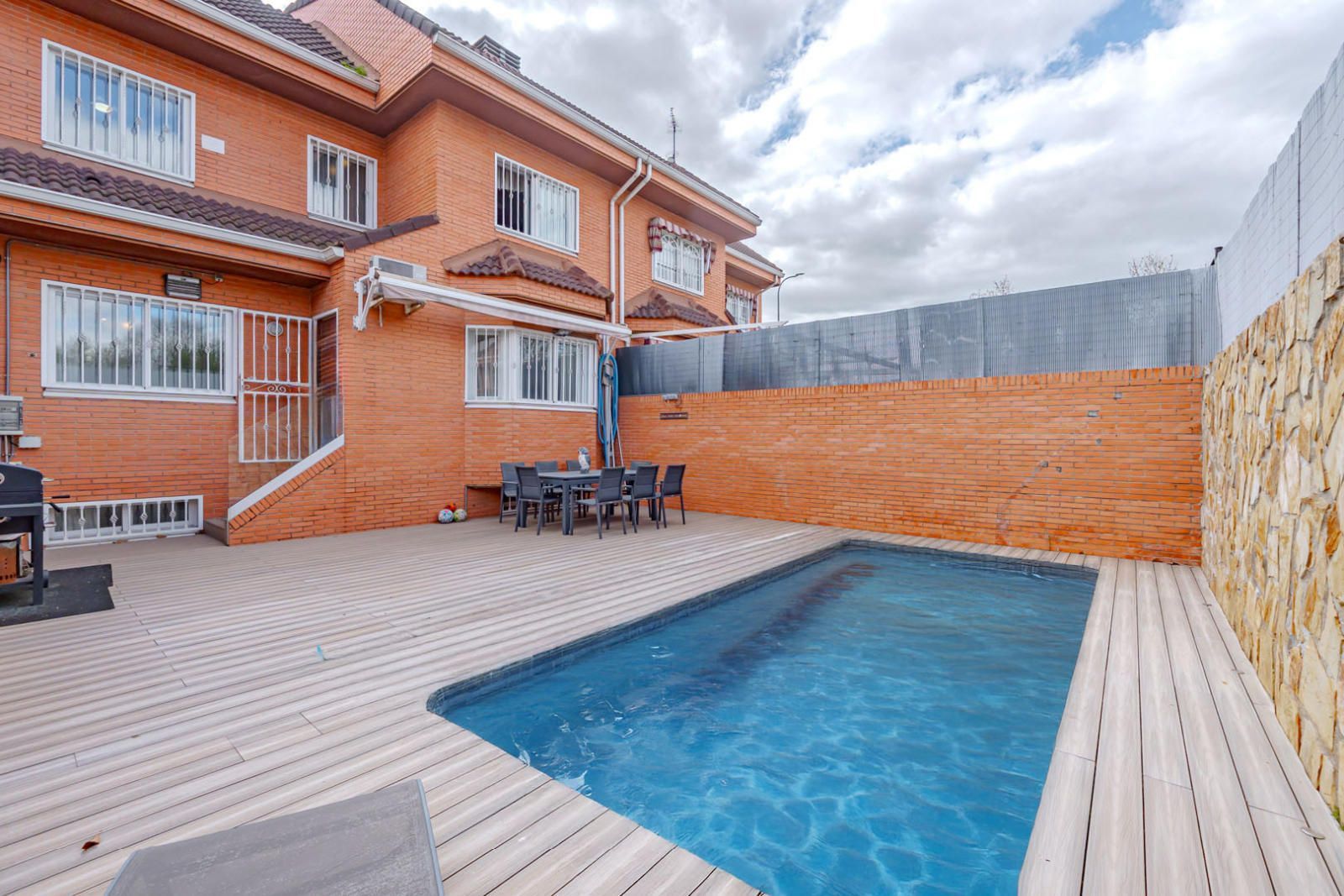 Swimming pool of Single-family semi-detached for sale in Parla  with Air Conditioner, Heating and Storage room