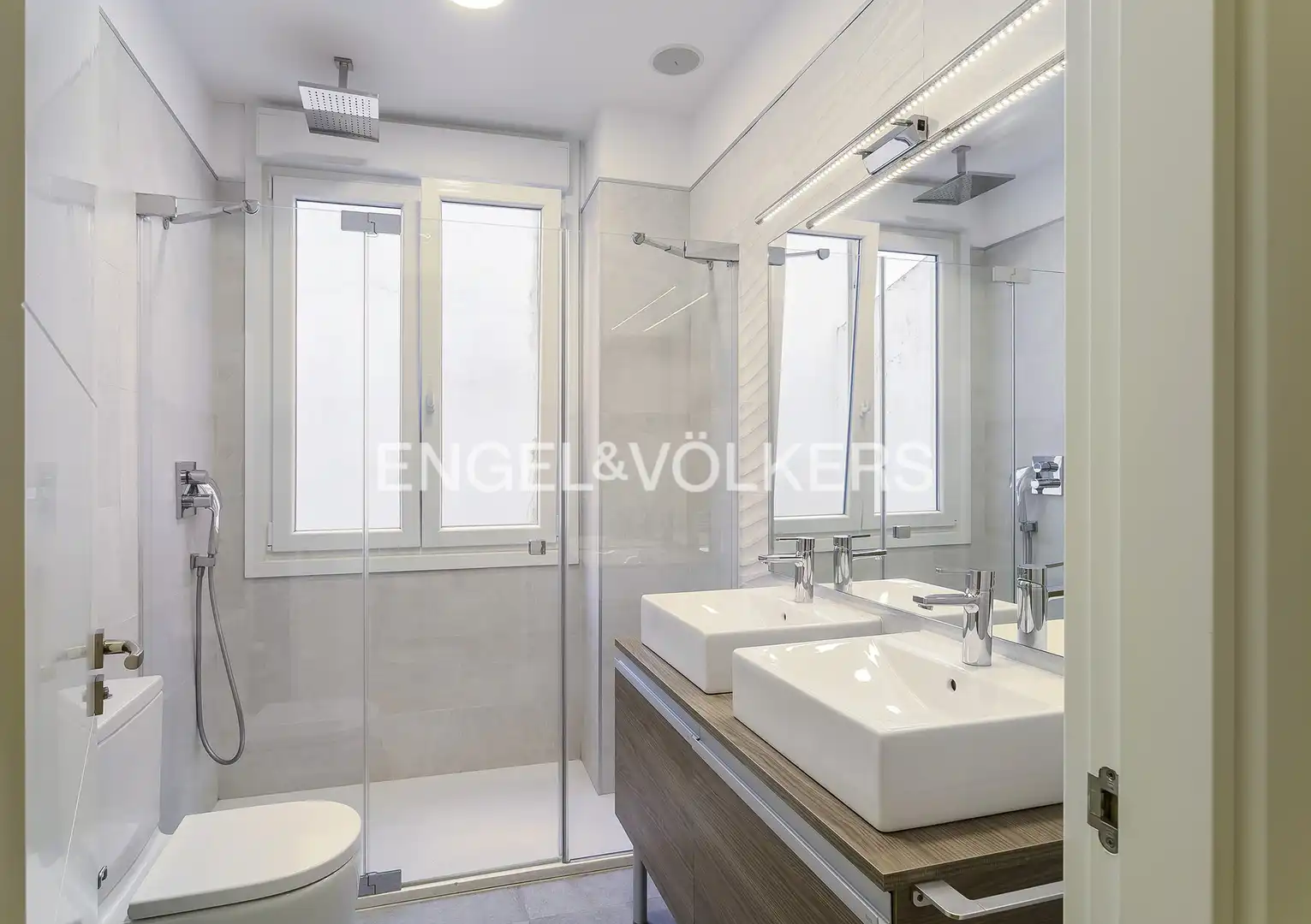 Baño de Piso de alquiler en Bilbao  con Calefacción y Balcón